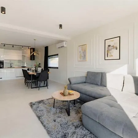 Amare فيلة Donji Zemunik